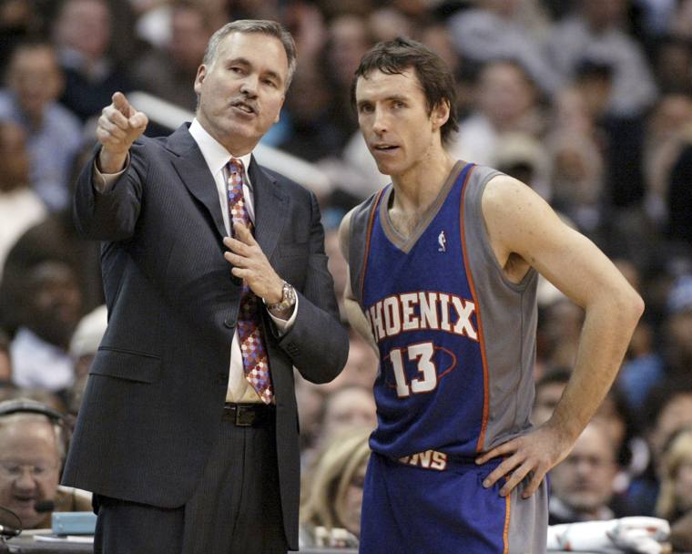 Nel 2003 Mike D&#39;Antoni, qui con Steve Nash, diventa allenatore dei Phoenix Suns con i quali arriver due volte alla finale di Western Conference (Reuters)
